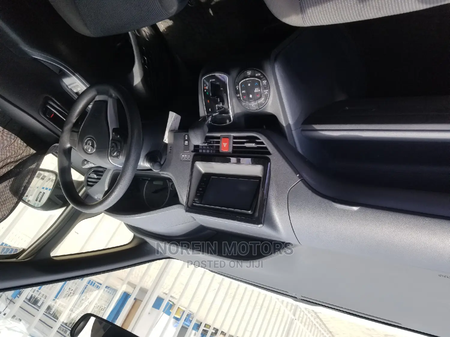 Toyota Noah 2014 Off white
