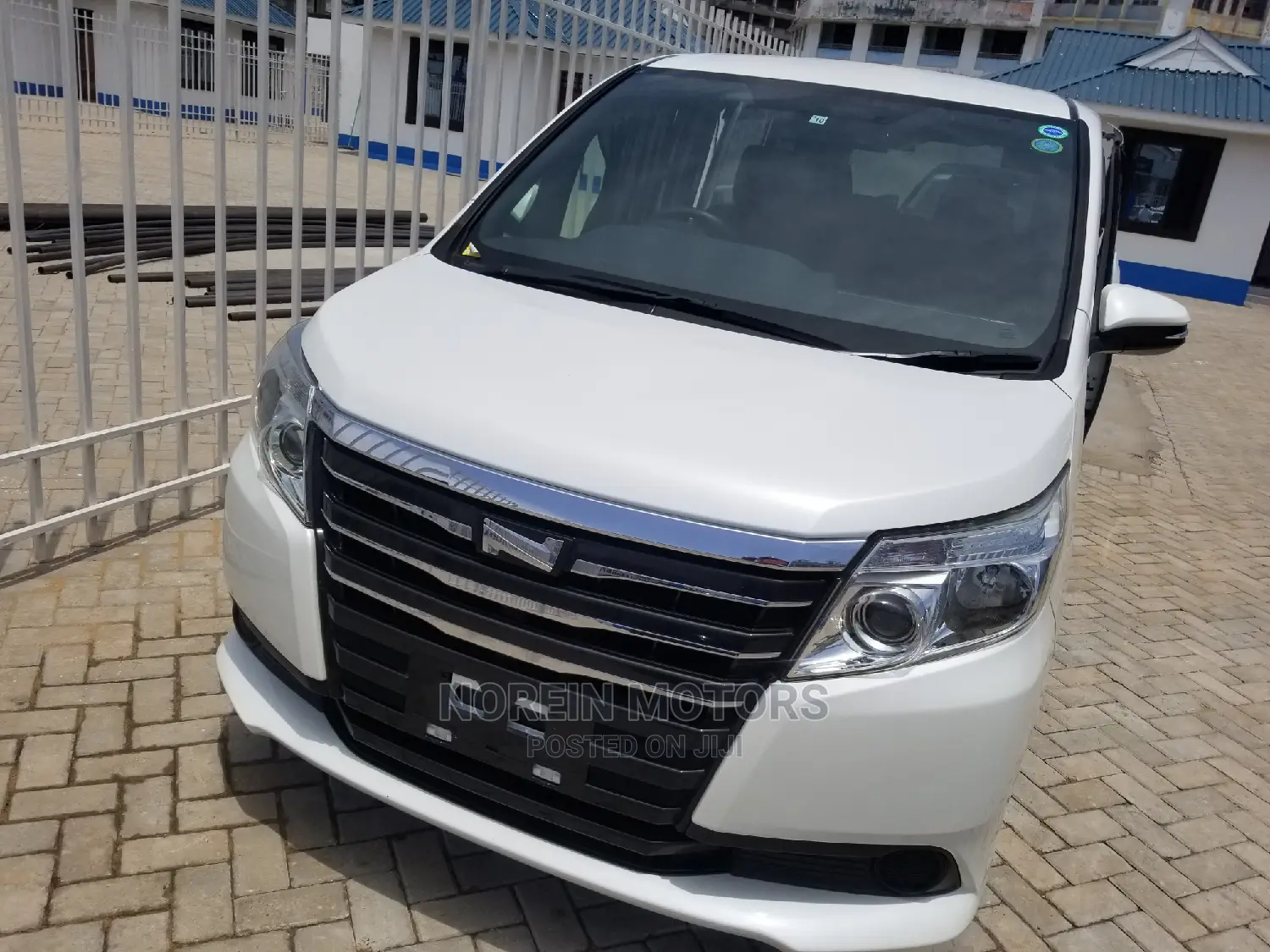 Toyota Noah 2014 Off white