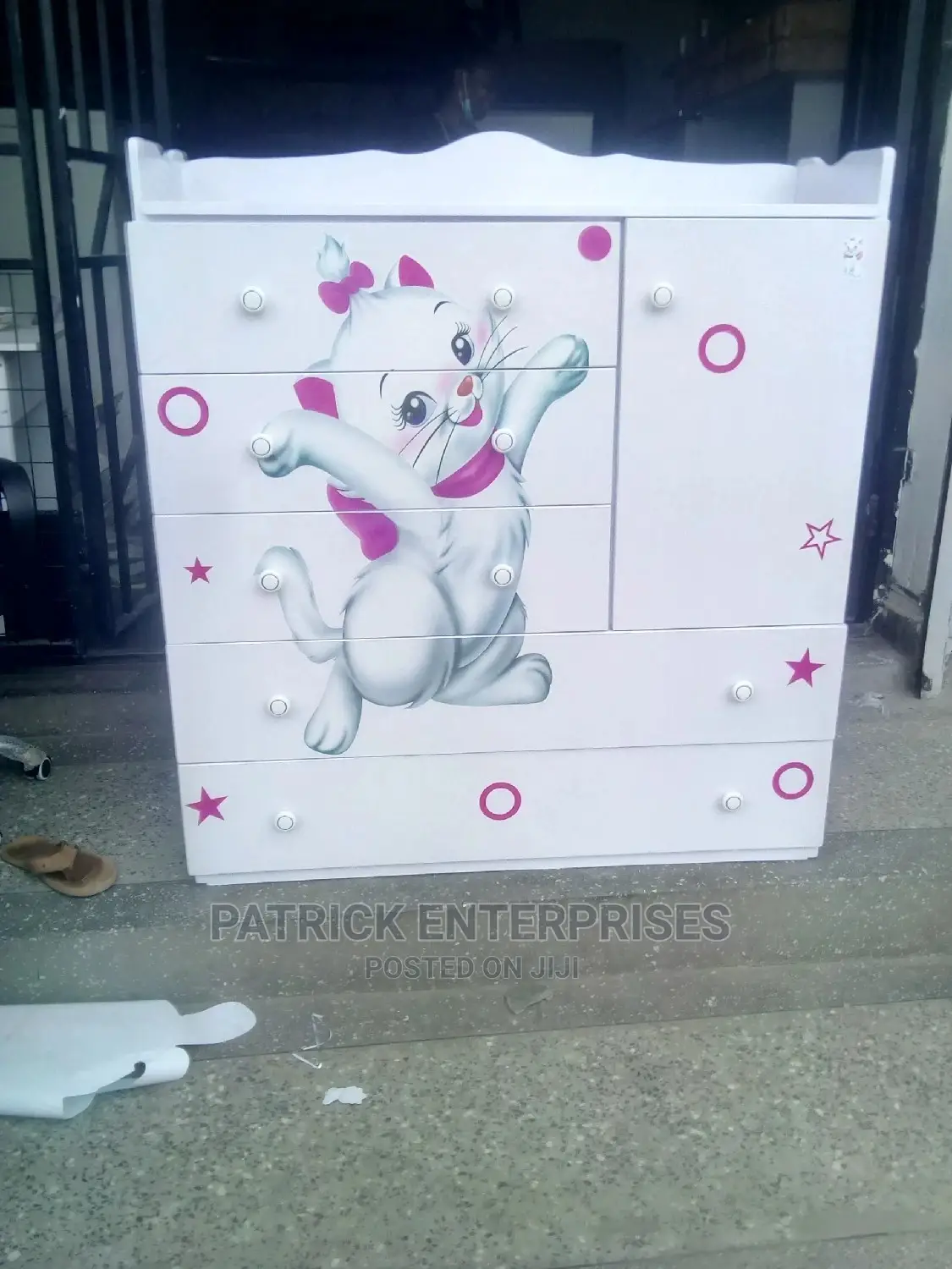 . Specous Chest of Drawers 4 by 4 Fitts