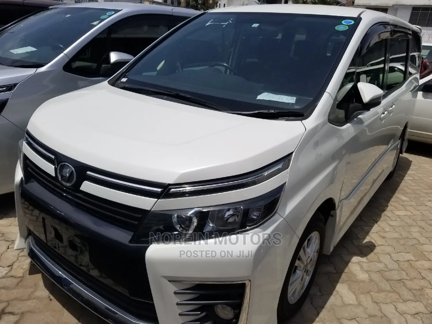 Toyota Voxy 2014 SV Premium White