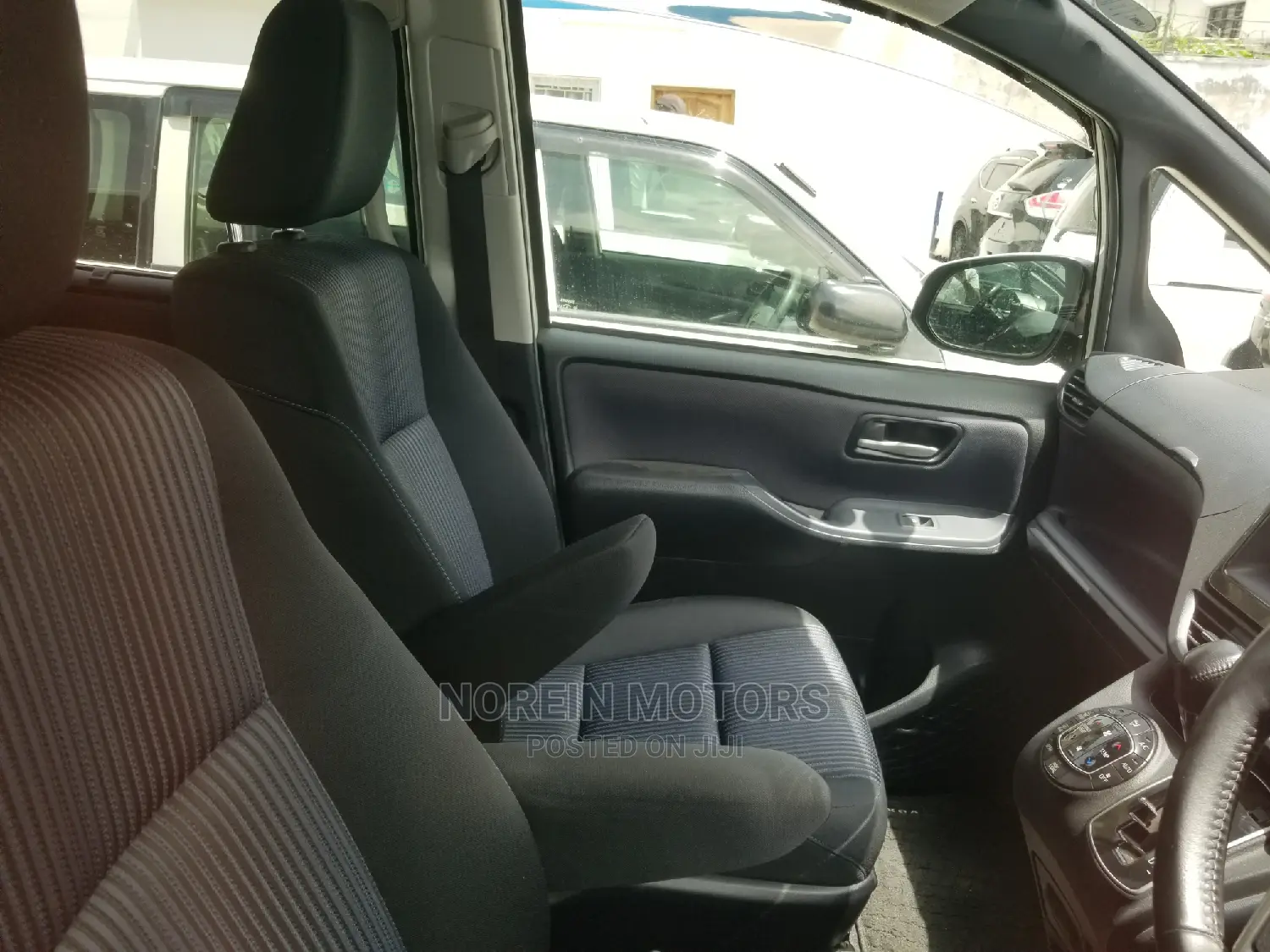 Toyota Voxy 2014 SV Premium White