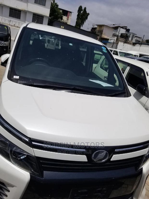 Toyota Voxy 2014 SV Premium White