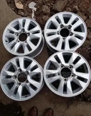 17 Inch V8 Rims Set