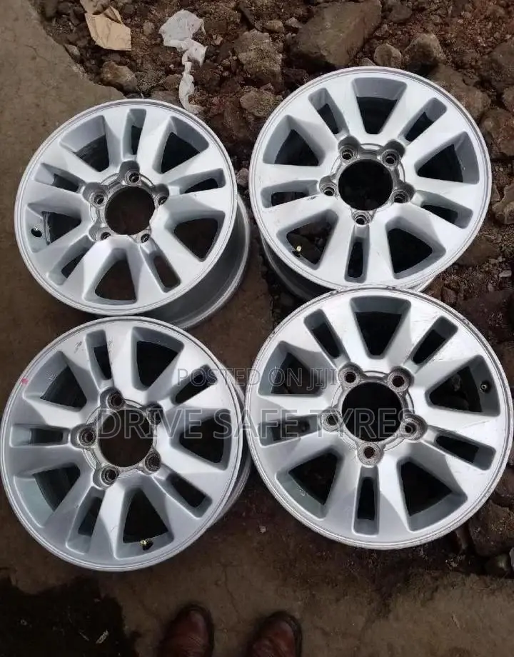17 Inch V8 Rims Set