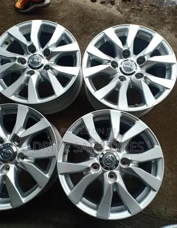 17 Inch V8 Rims Set Silver