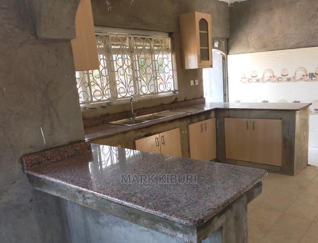 Creamish Grey Granite - thumbnail 5