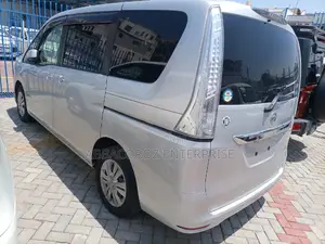 Nissan Serena 2014 Silver