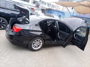 BMW 320i 2014 SV Premium Black