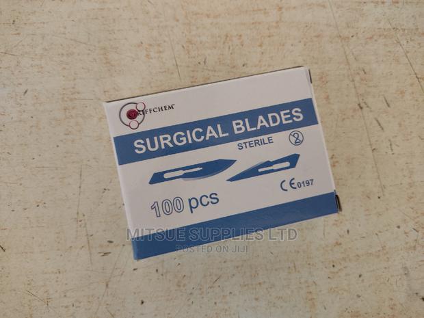 A Box of 100 Grifchem Surgical/Scalpel Blades