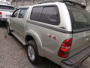 Toyota Hilux SR 4x4 2015 Silver
