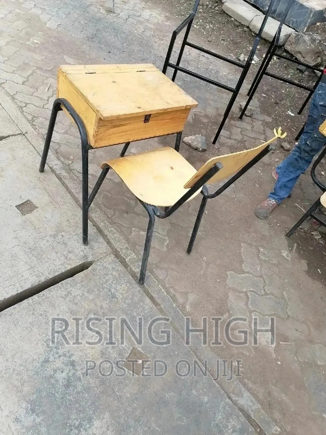Supreme Best Quality Lockers and Chairs