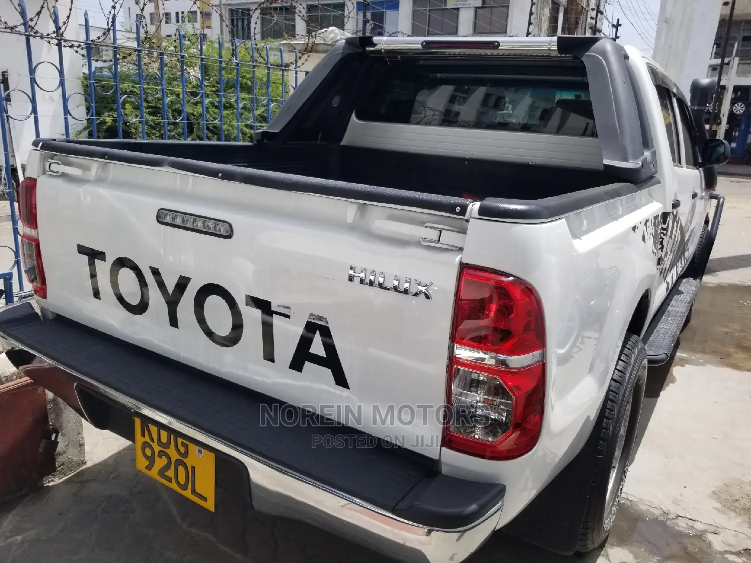 Toyota Hilux 2015 SR 4x4 White
