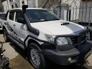 Toyota Hilux 2015 SR 4x4 White