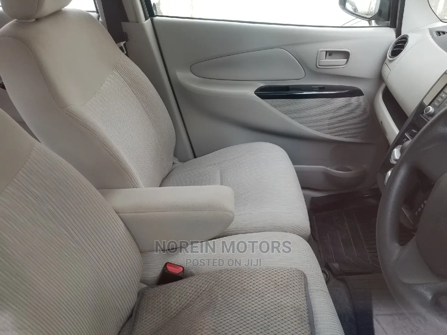 Mitsubishi SpaceWagon 2014 White
