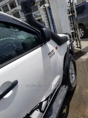 Toyota Hilux 2015 SR 4x4 White