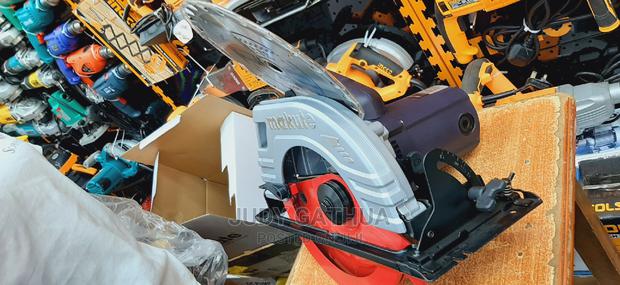 Makute Circular Saw With a Blade