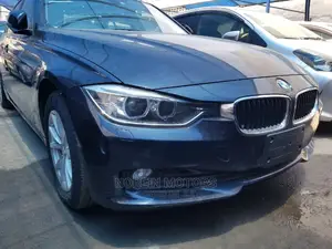 BMW 320i 2014 SV Premium Blue - High-End Sedan for Sale Now