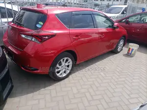 Toyota Auris 2015 Red