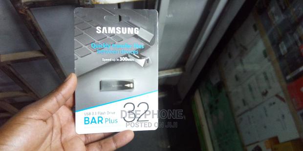Samsung Flash Drive - main view