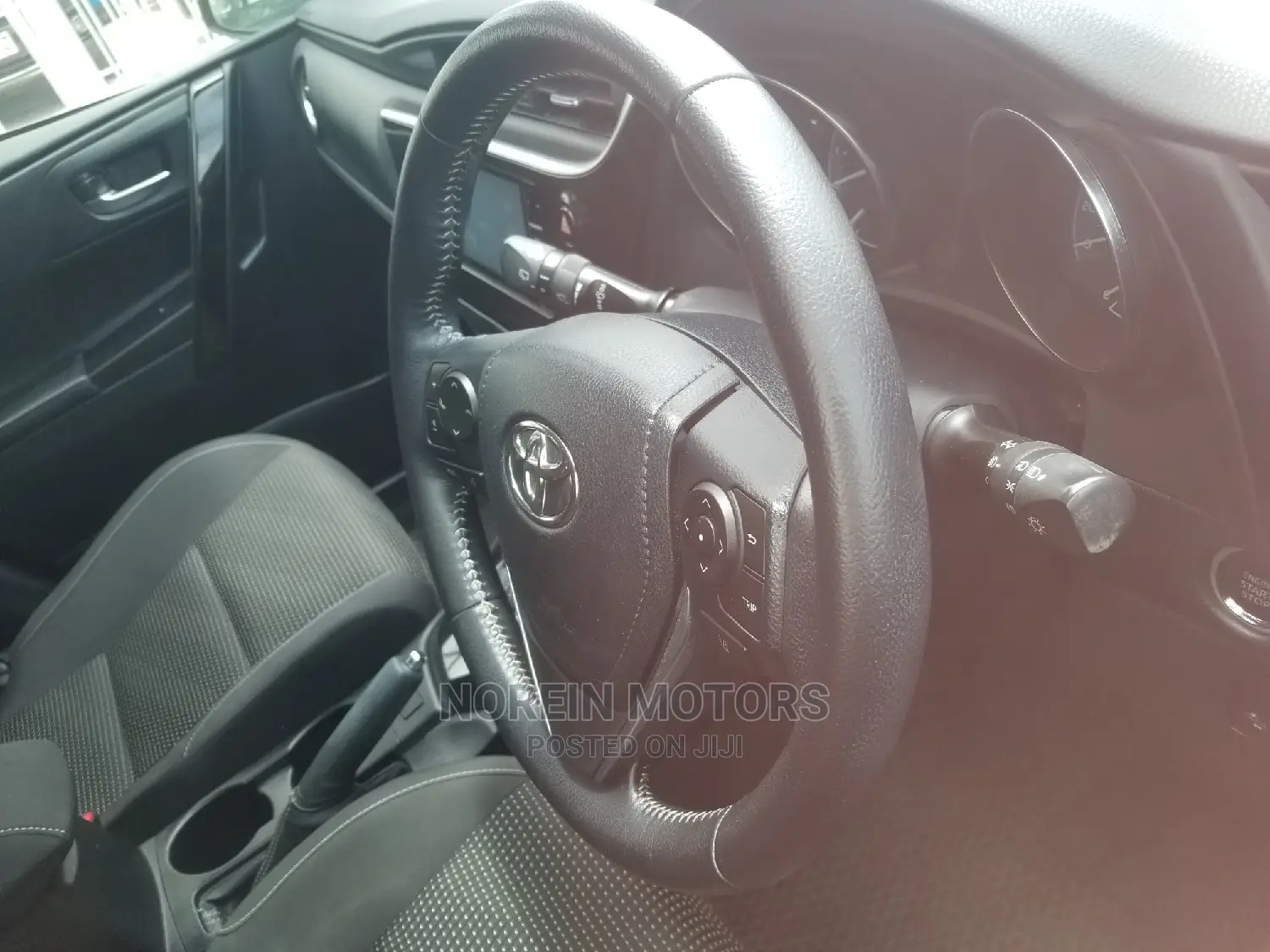Toyota Auris 2015 Red