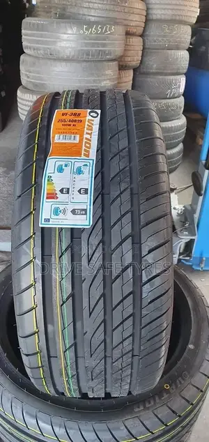 255/40 R19 Ovation Tyre