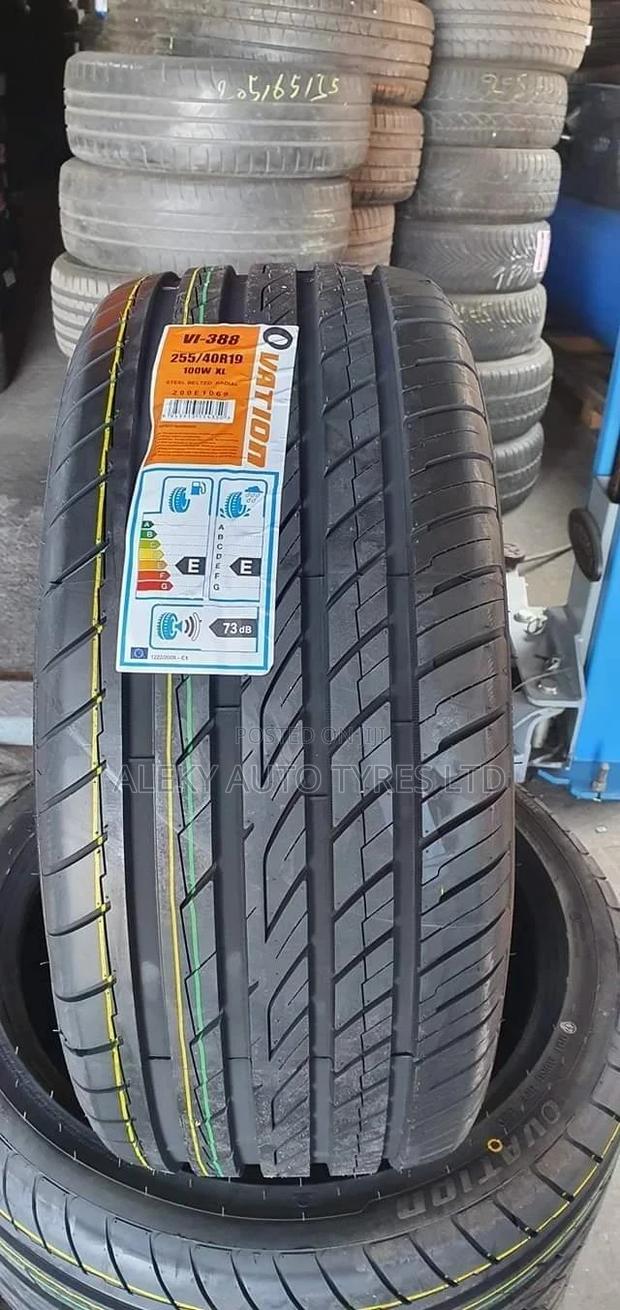 255/40 R19 Ovation Tyre - main view