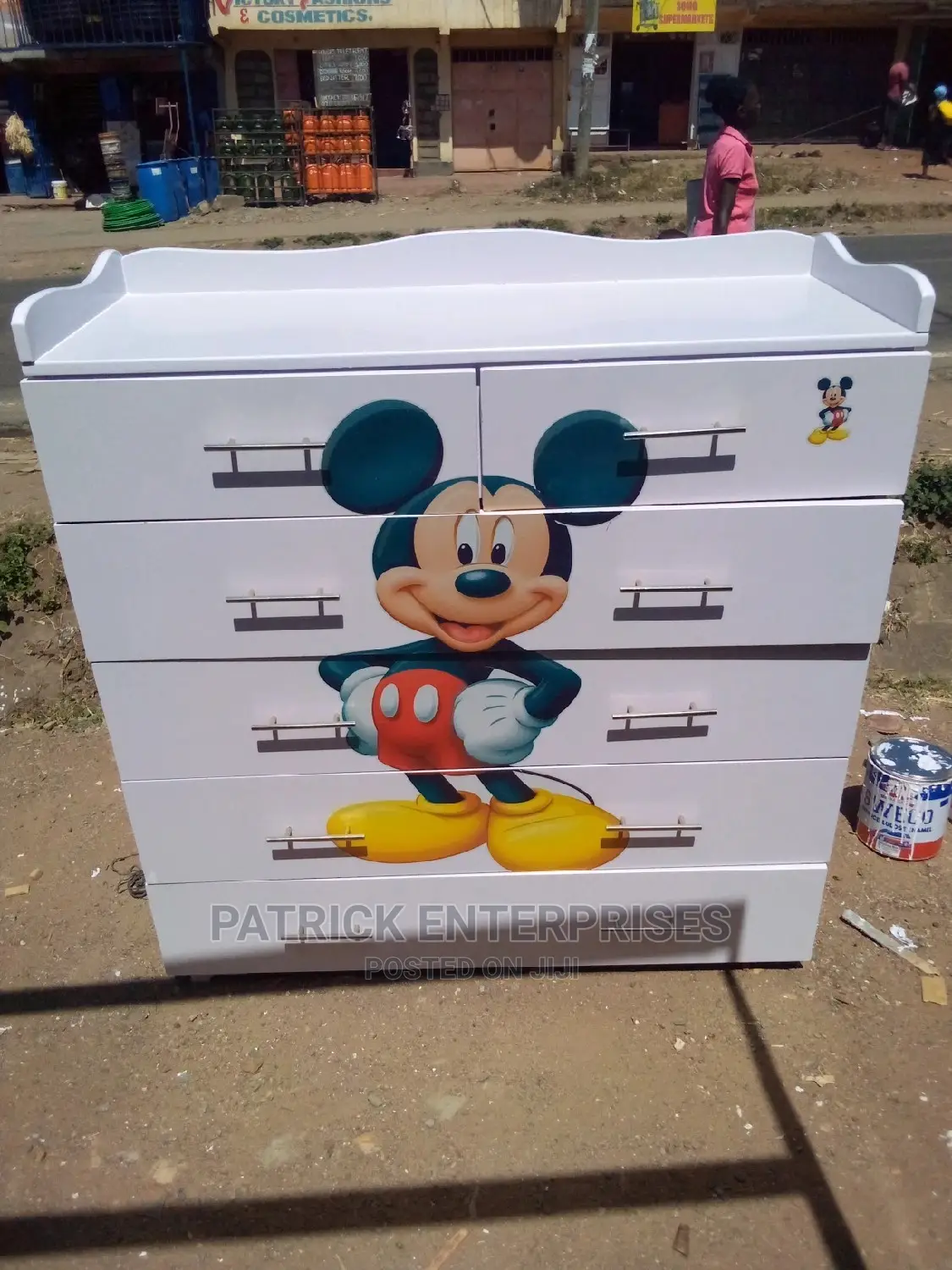 Specious Chest of Drawers 4 by 4 Fitts