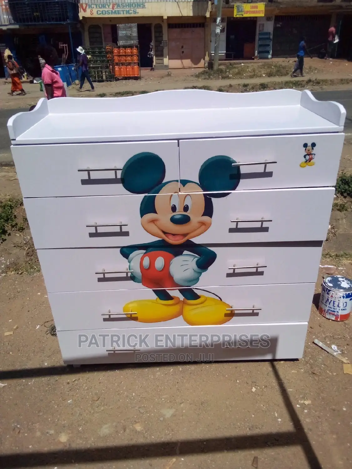 Specious Chest of Drawers 4 by 4 Fitts