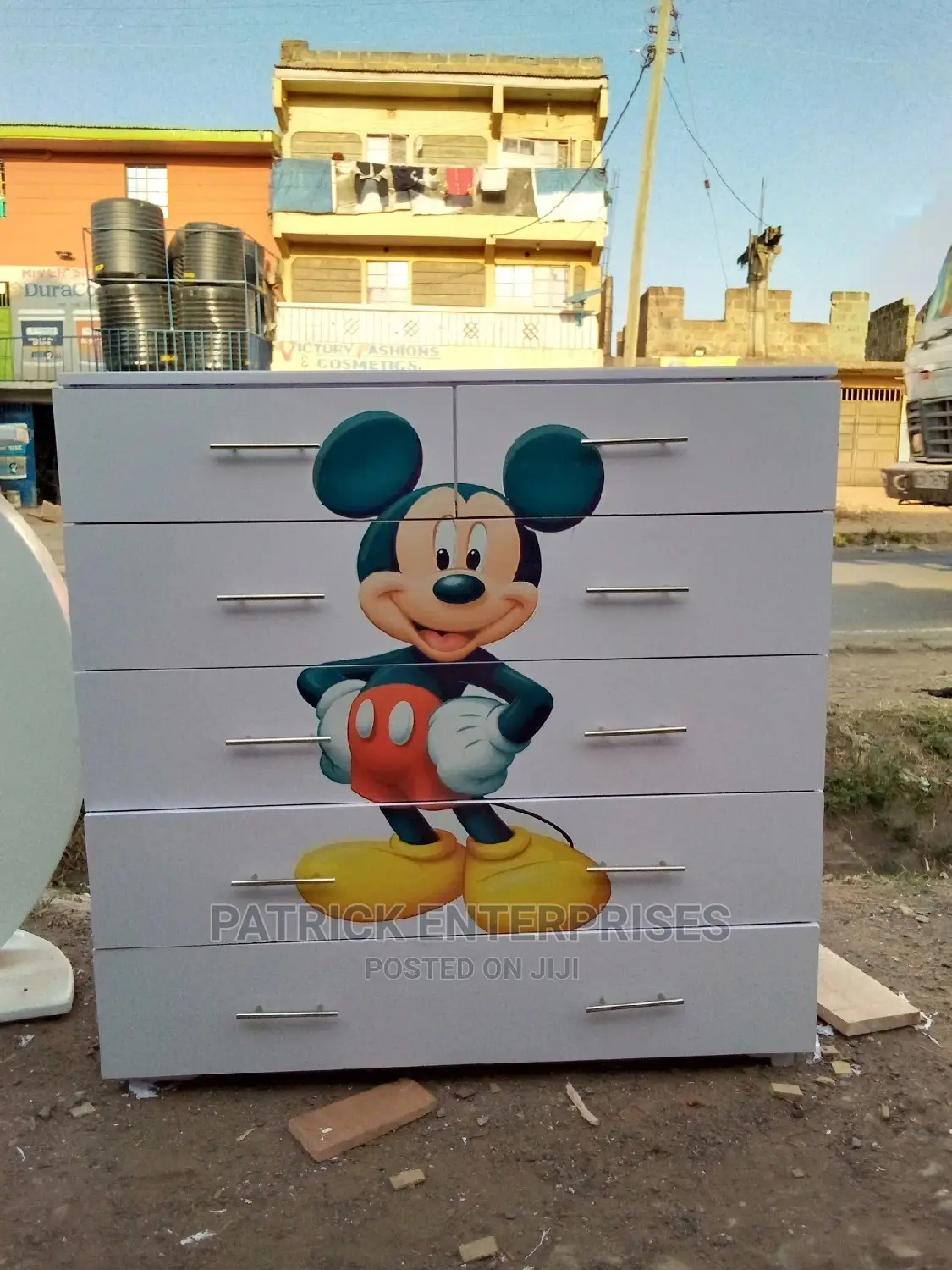 Specious Chest of Drawers 4 by 4 Fitts