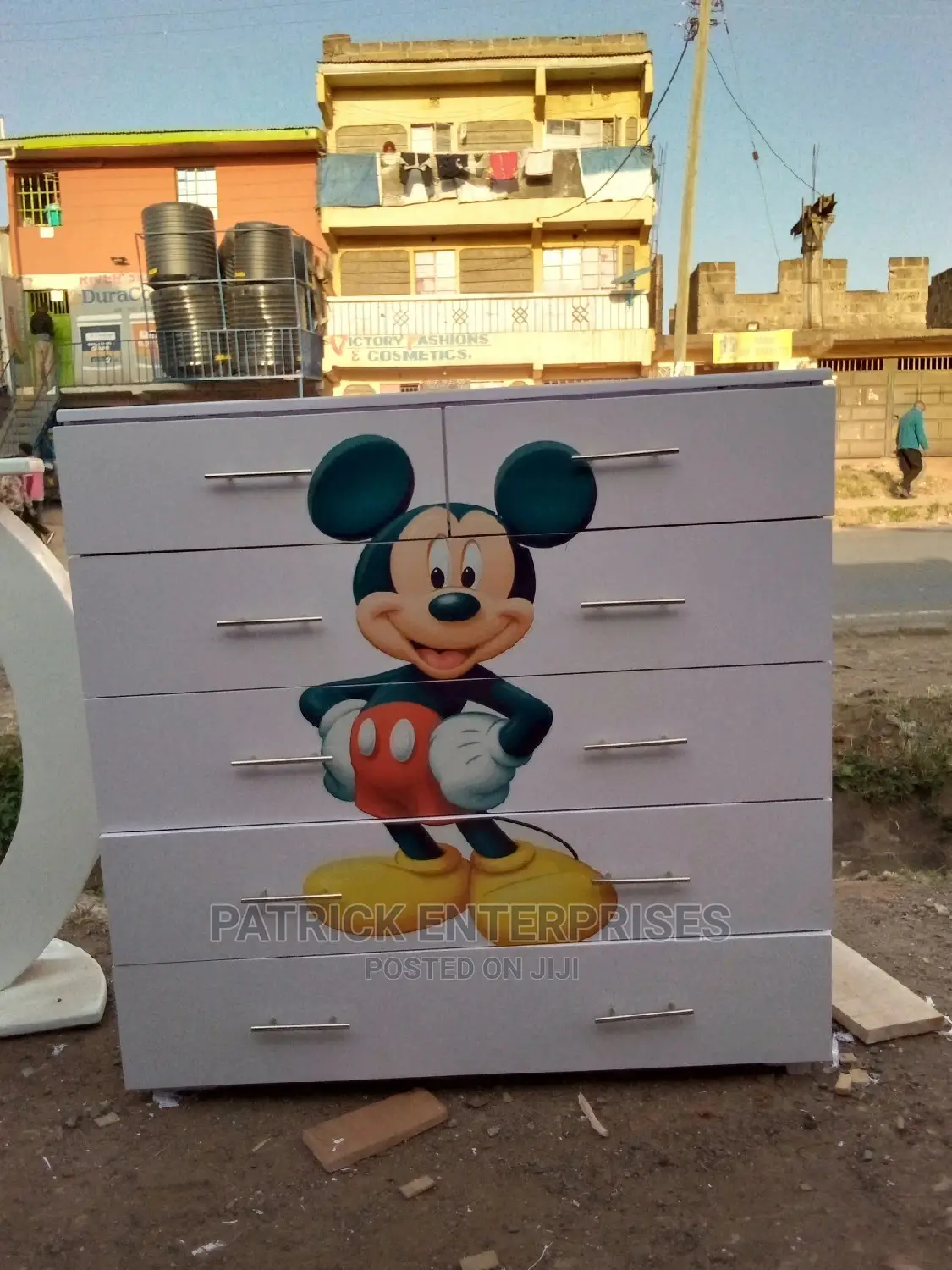 Specious Chest of Drawers 4 by 4 Fitts