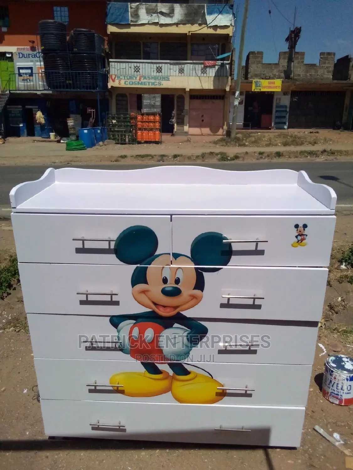 Specious Chest of Drawers 4 by 4 Fitts