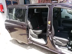 Toyota Sienta 1.5 AWD 2016 Purple