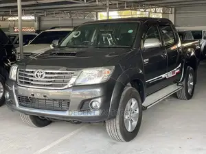 Toyota Hilux 2015 SR 4x4 Gray