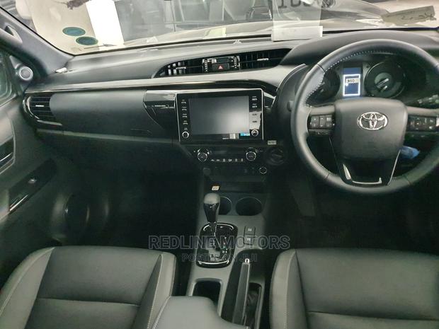Toyota Hilux 2021 Black - thumbnail 3
