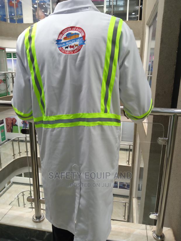 Dust Coat for Health Workers Has a Reflective Stripes - main view