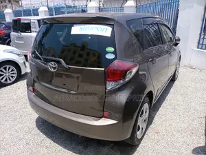 Toyota Ractis 2016 Gold