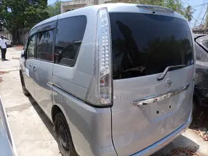 Nissan Serena 2015 Silver