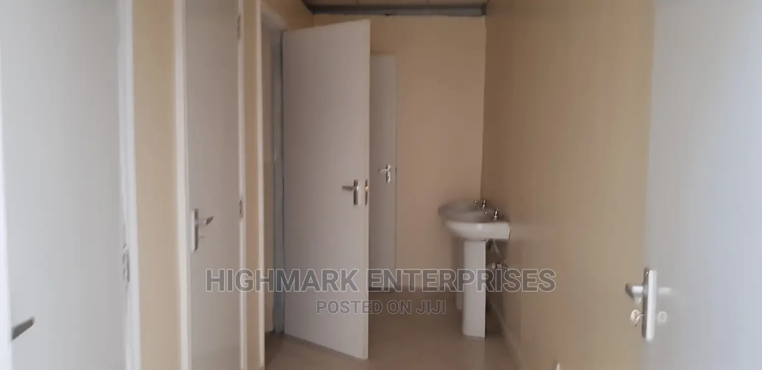 13515 Sq Feet Godown to Let