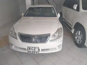 2013 Toyota Crown in White: Comfortable and Powerful Luxury Sedan