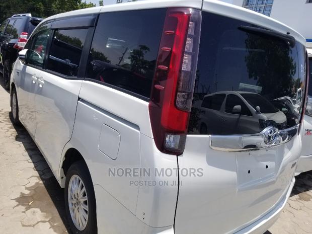 Toyota Noah 2014 White - thumbnail 8