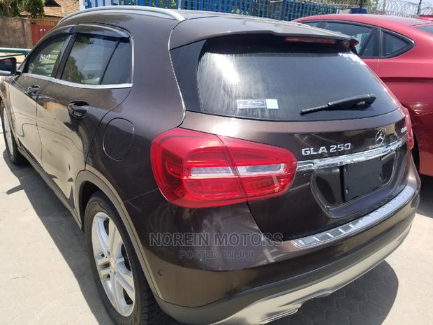 Mercedes-Benz GLA 250 2014 SV Premium Brown - thumbnail 10