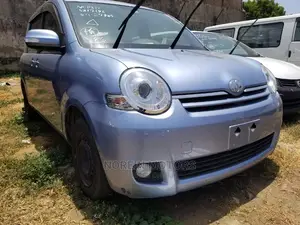 Toyota Sienta 2014 Gold