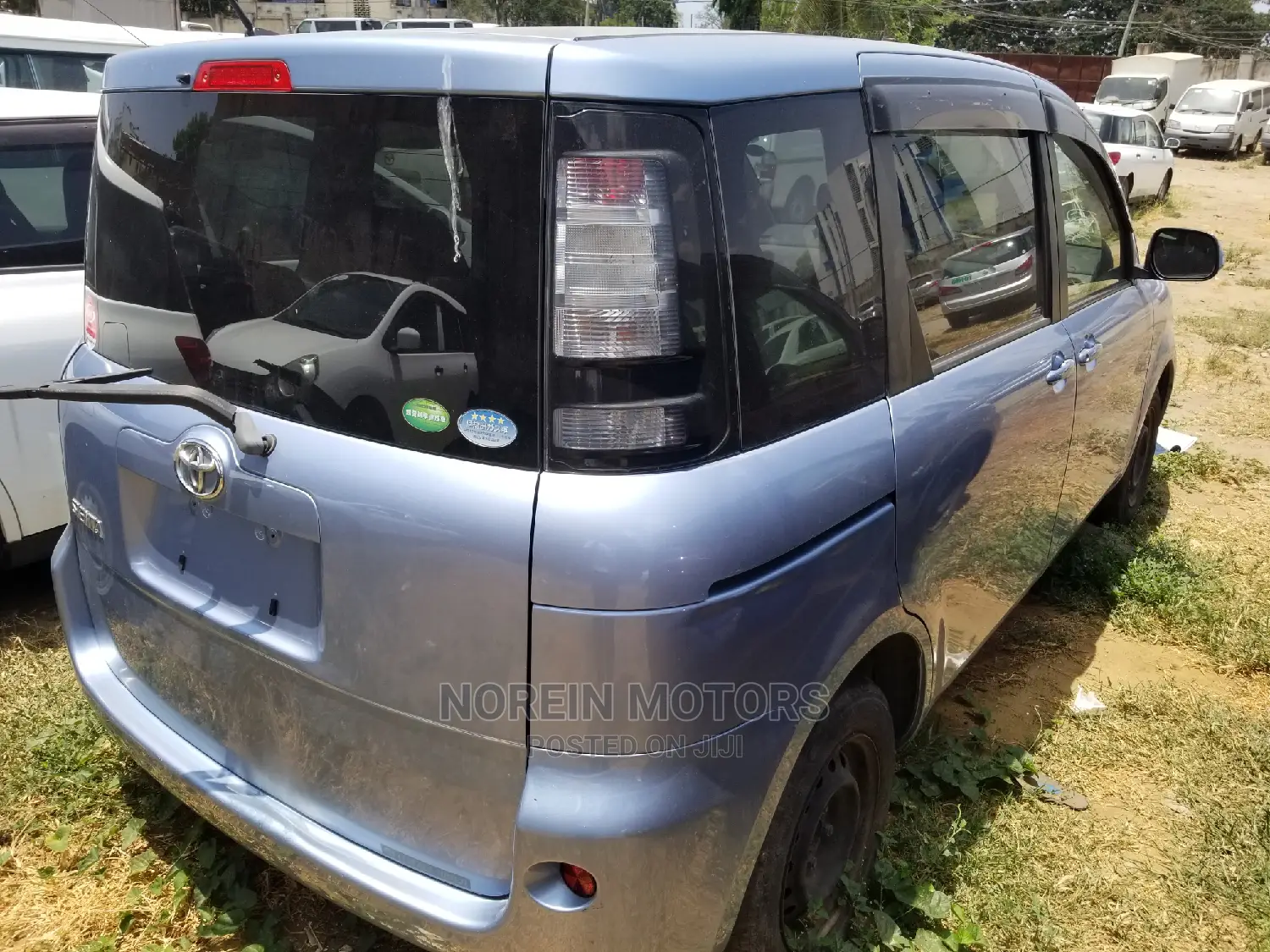 Toyota Sienta 2014 Gold