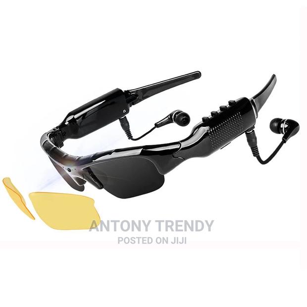 Bluetooth Sunglasses With a Charging Voltage