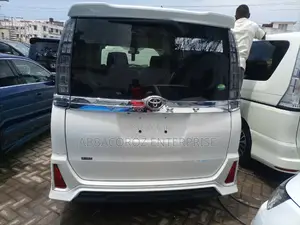 Toyota Voxy 2014 SV Premium Off White