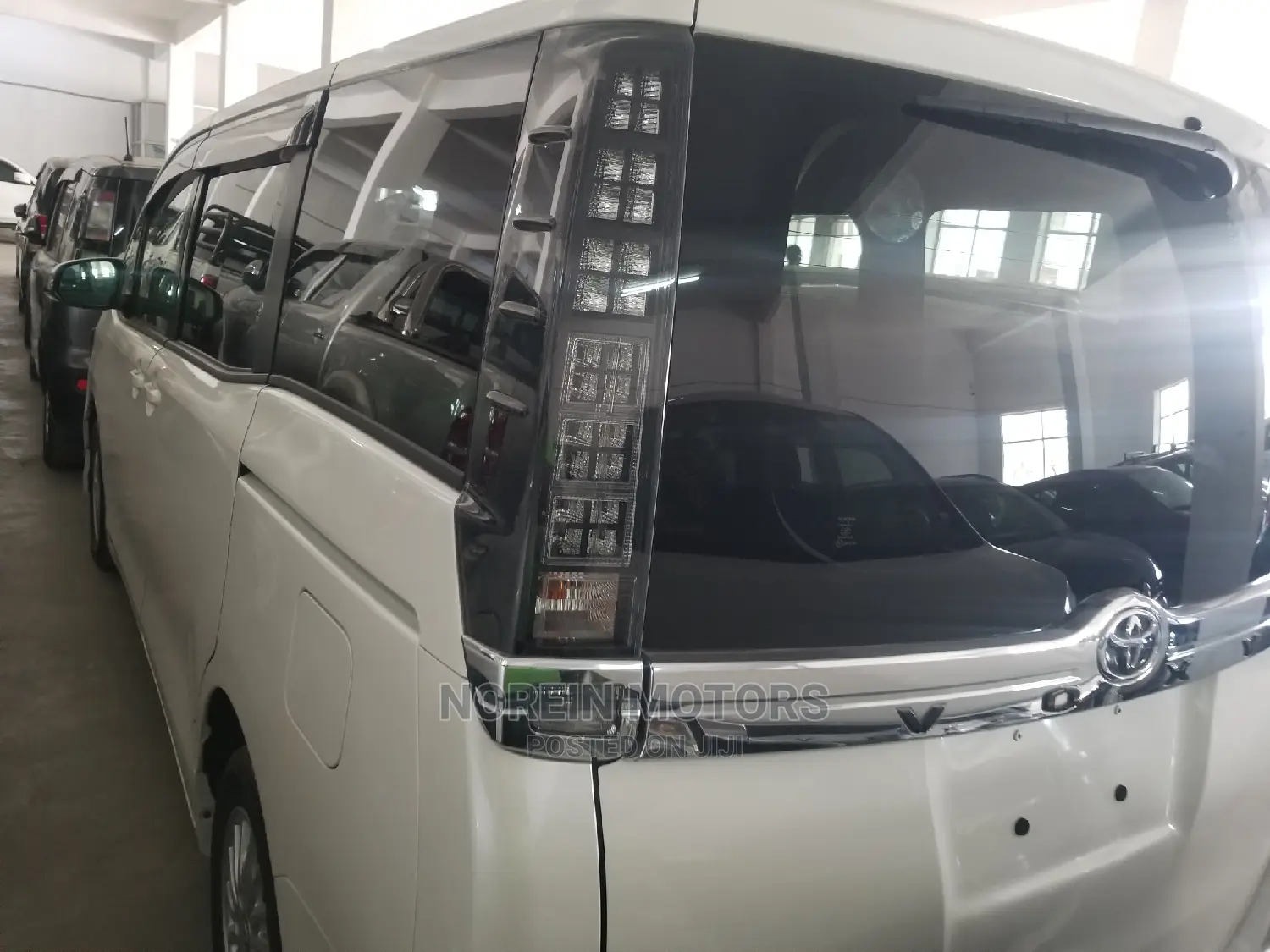 Toyota Voxy 2014 SV Premium White
