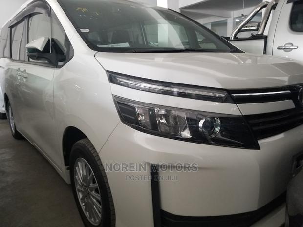 Toyota Voxy 2014 SV Premium White
