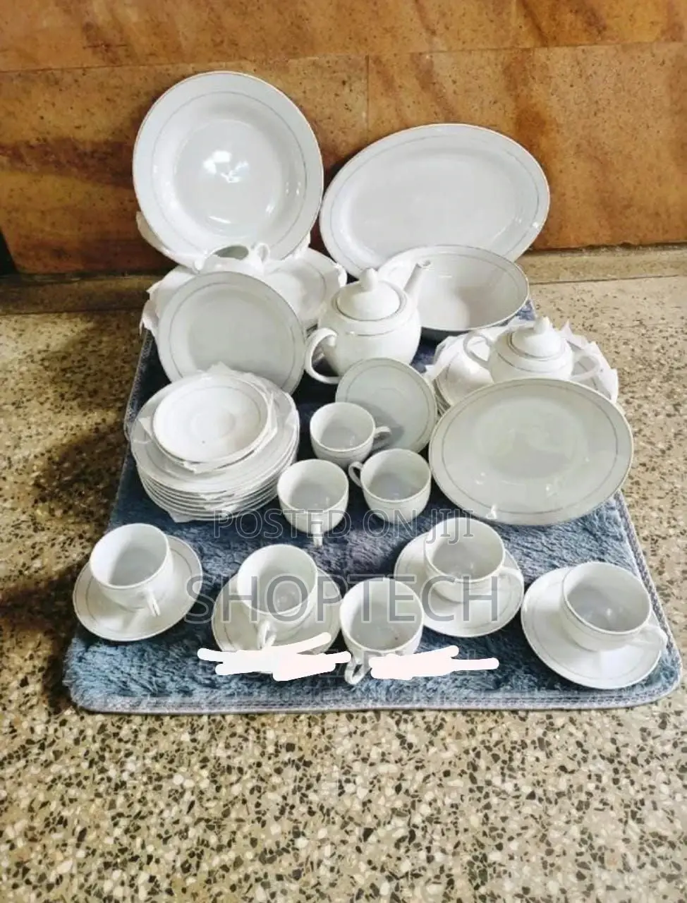 47 Pieces Redberry Dinner Set.