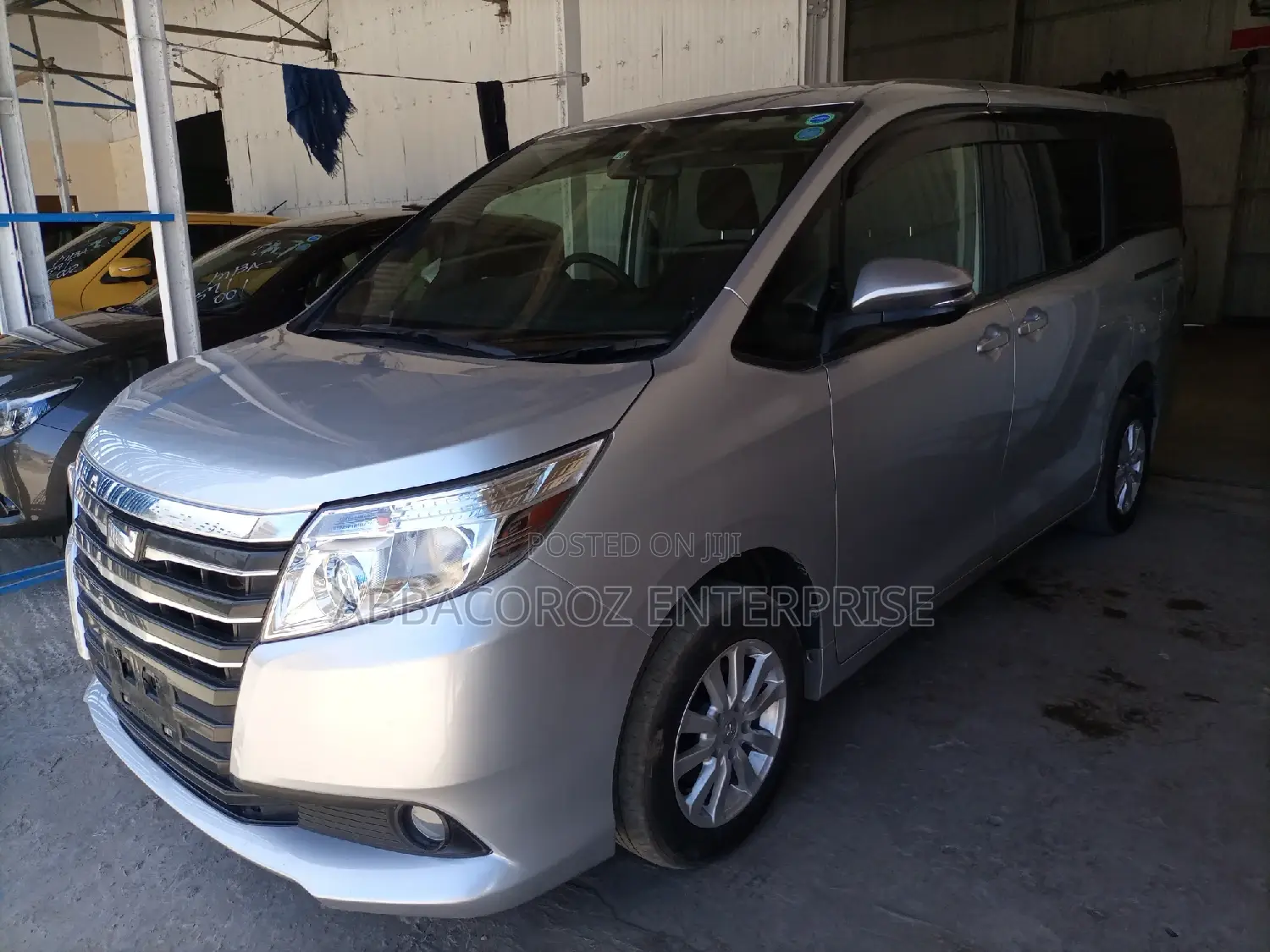 Toyota Noah 2.0 AWD (8 Seater) 2015 Silver