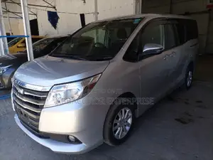 Toyota Noah 2.0 AWD (8 Seater) 2015 Silver
